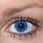 Basic blue v detailu na původní barvě očí hnědé