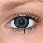 Eyelush grey v detailu na původní barvě očí hnědé