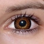 Eyelush brown v detailu na původní barvě očí hnědo-zelené